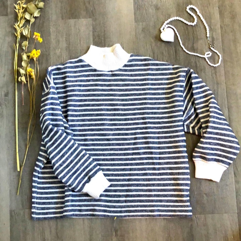 Cropped boxy sweater with high neck (m)